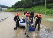 고립마을 탈출하는 진주 덕곡마을 주민들