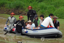 고립마을 탈출하는 진주 덕곡마을 주민들