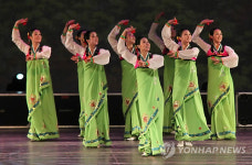 전통무용 공연 펼치는 평양예술단