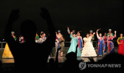 환호하는 중국 관객들