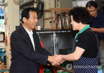 속초관광수산시장 둘러보는 최문순 지사