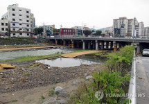 폭우로 끊어진 대전천변 자전거도로