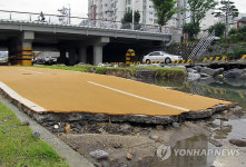 폭우로 끊어진 대전천변 자전거도로
