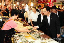 지경부 장관, 안양 중앙시장 현장방문