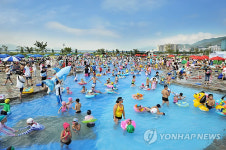 부산 낙동강변 삼락 물놀이장 개장