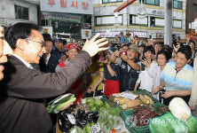 우림시장 간 이명박 대통령