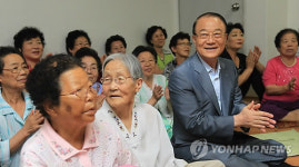 최시중 방송통신위원장, 공동시설 DTV 기증식 참석