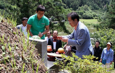 부친 묘소 방문한 홍준표 대표