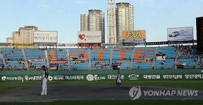 썰렁한 사직 야구장..무더위 때문?
