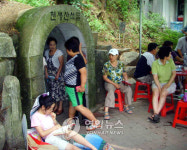 구미시 시민 피서지 천생산석굴 관리 고심