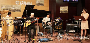 아이유와 함께하는 플레이위드어스(PLAY WITH US)