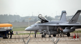 인천공항에 내린 F18 전투기