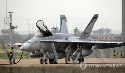 인천공항에 내린 F18 전투기