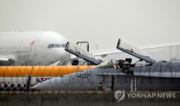 인천공항에 내린 F18 전투기