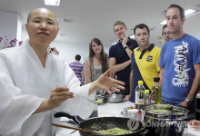 사찰음식 설명하는 선재스님