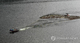<카메라뉴스> 용담호 쓰레기 수거작업 안간힘