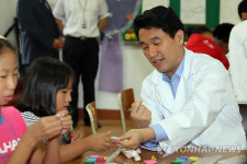 이주호 장관, 춘천 분교 과학나눔 현장 방문