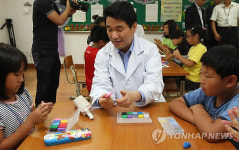 이주호 장관, 춘천 분교 과학나눔 현장 방문