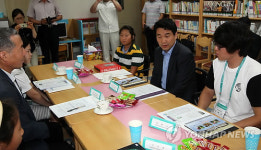 이주호 장관, 춘천 분교 과학나눔 현장 방문