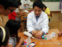 이주호 장관, 춘천 분교 과학나눔 현장 방문