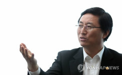 인터뷰하는 최중경 지식경제부 장관