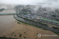 물폭탄에 잠긴 여의도 둔치