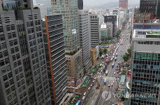 두고 나온 차로 한산한 강남대로