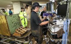 진흙탕 속 고가 의료 장비