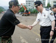 경찰청장, 우면산 복구현장 격려