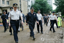 경찰청장, 우면산 복구현장 격려