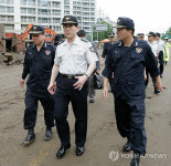 경찰청장, 우면산 복구현장 격려