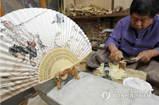 예술을 만드는 합죽선 장인의 손길