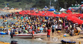 궂은 날씨 끝..붐비는 속초해수욕장
