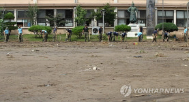 진흙탕으로 변한 초등학교 운동장