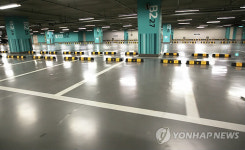 한산한 대형마트 주차장