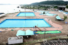 휴가철인데 텅빈 한강야외수영장