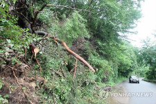 춘천 의암댐 인근 도로 토사 아슬아슬