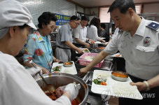 고물가에 붐비는 구내식당