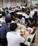 경찰서 구내식당 찾은 직장인들
