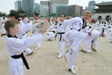 격파 시범보이는 참가자들