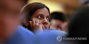 강연듣는 학생들