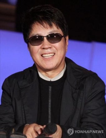 조용필 팬클럽, 자선 바자회 열어