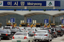 `광복절 연휴 끝~..강원 고속道 정체 극심