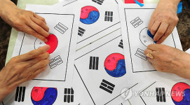 태극기 만드는 사할린 영주귀국동포 어르신들