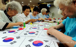 태극기 만드는 사할린 영주귀국동포 어르신들