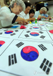 태극기 만드는 사할린 영주귀국동포 어르신들