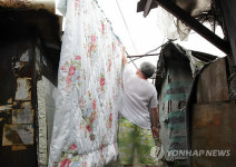 빨래 말리는 구룡마을 주민