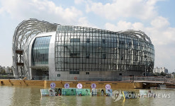 새빛둥둥섬 앞 급식 투표 반대 퍼포먼스