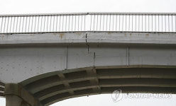 금 간 낙동강 옛 남지철교 상판