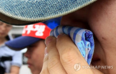 눈물 훔치는 노조원